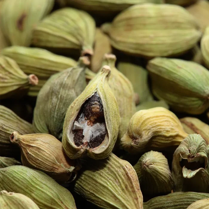 BIO Olejek Kardamonowy (Elletaria Cardamomum) - nasiona kardamonu stosowane do produkcji naturalnego olejku eterycznego, idealnego do aromaterapii i wspomagania trawienia.