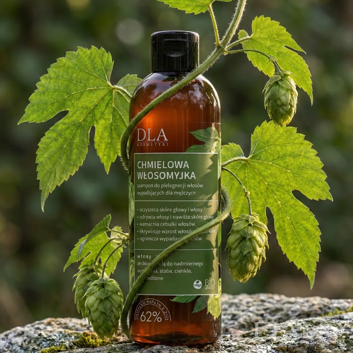 Żywy pęd chmielu oplatający butelkę szamponu, symbolizujący aktywację wzrostu włosów.