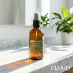 Butelka Chmielowego Ziołoocu w jasnej łazience - efekt nabłyszczenia i zakwaszania włosów.