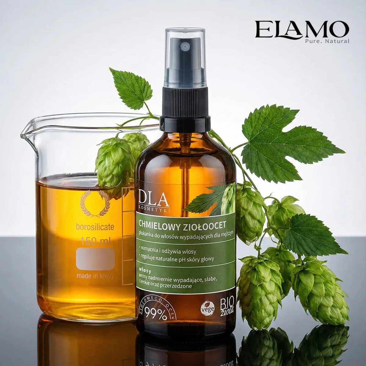 Chmielowy Ziołoocet obok szkła laboratoryjnego z ekstraktem chmielowym - regulacja pH.