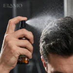 Aplikacja wcierki Chmielowy Ziołoocet na męskie włosy za pomocą precyzyjnego atomizera.