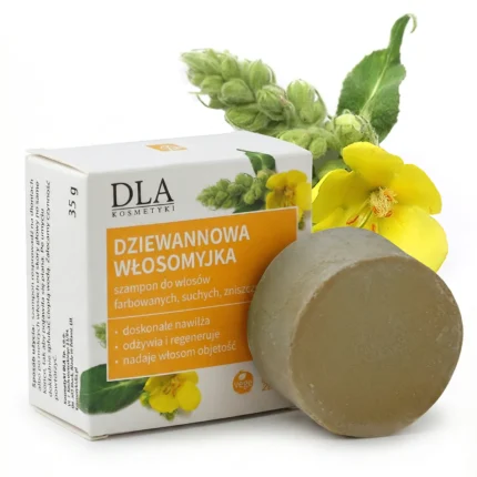 Szampon w kostce Dziewannowa Włosomyjka oraz jego opakowanie z kwiatem dziewanny na białym tle.