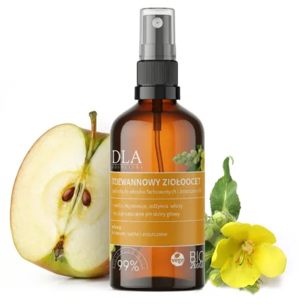 Butelka Dziewannowy Ziołoocet w otoczeniu przekrojonego jabłka i świeżego kwiatu dziewanny.