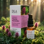 Produkt Gemmoterapik Młodości sfotografowany w naturalnym środowisku leśnym na mchu, w promieniach słońca.