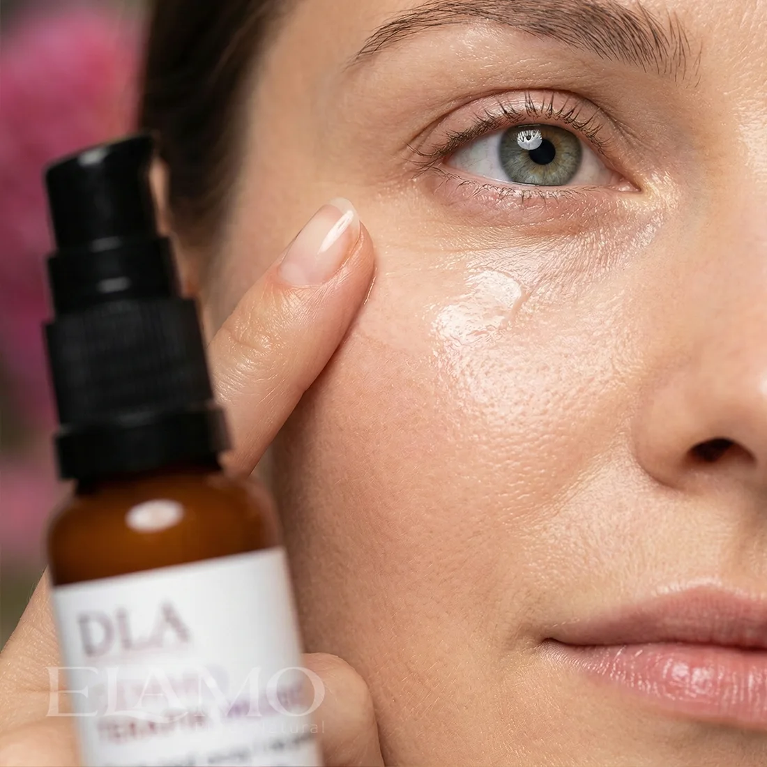 Zbliżenie na oko kobiety podczas aplikacji kremu Gemmoterapik – widoczna lekka, nawilżająca konsystencja.