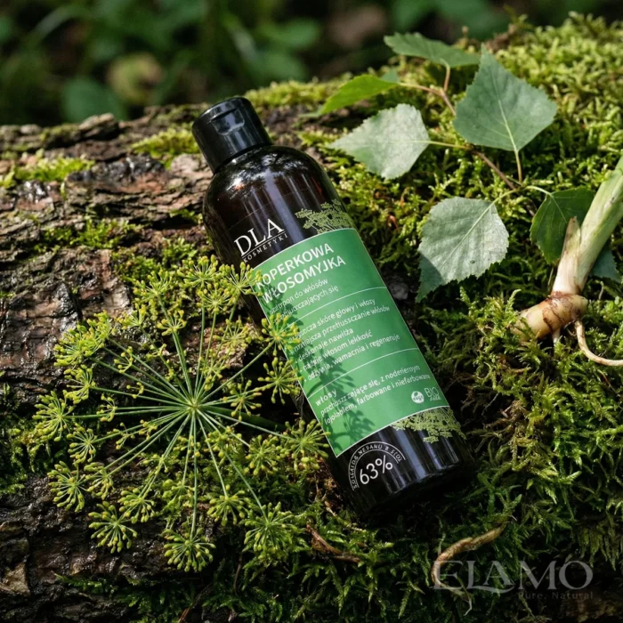 Naturalny szampon Koperkowa Włosomyjka stojący na omszałym pniu w lesie