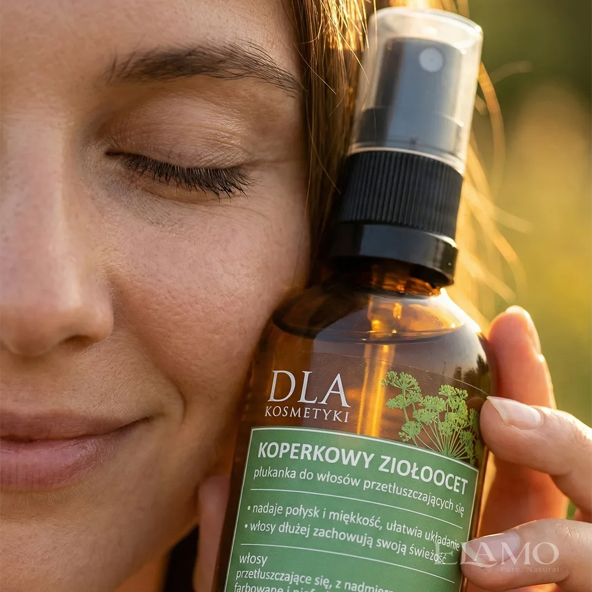 Zbliżenie na twarz modelki przytulającej butelkę Koperkowy Ziołoocet do policzka.