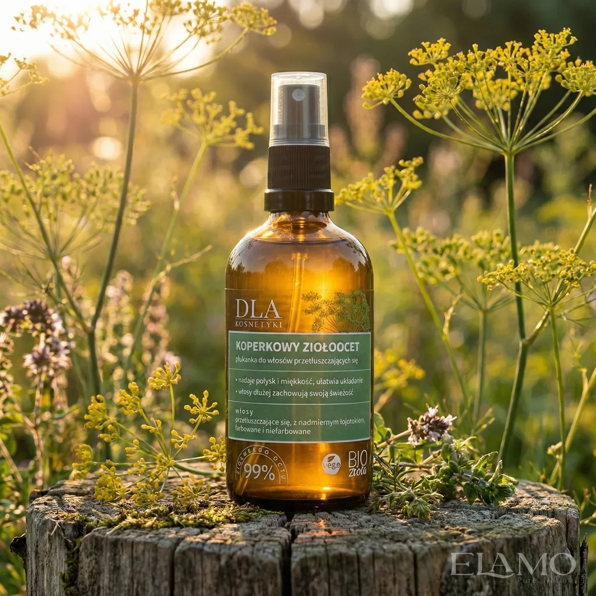 Butelka Koperkowy Ziołoocet oświetlona zachodzącym słońcem na tle łąki.