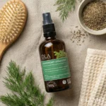 Widok z góry na Koperkowy Ziołoocet, drewnianą szczotkę i nasiona kopru na lnianym tle.