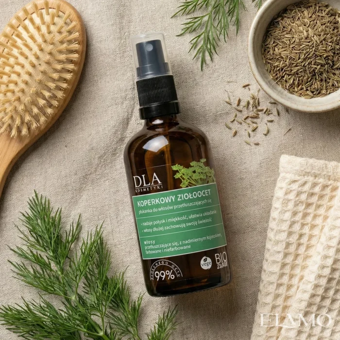 Widok z góry na Koperkowy Ziołoocet, drewnianą szczotkę i nasiona kopru na lnianym tle.