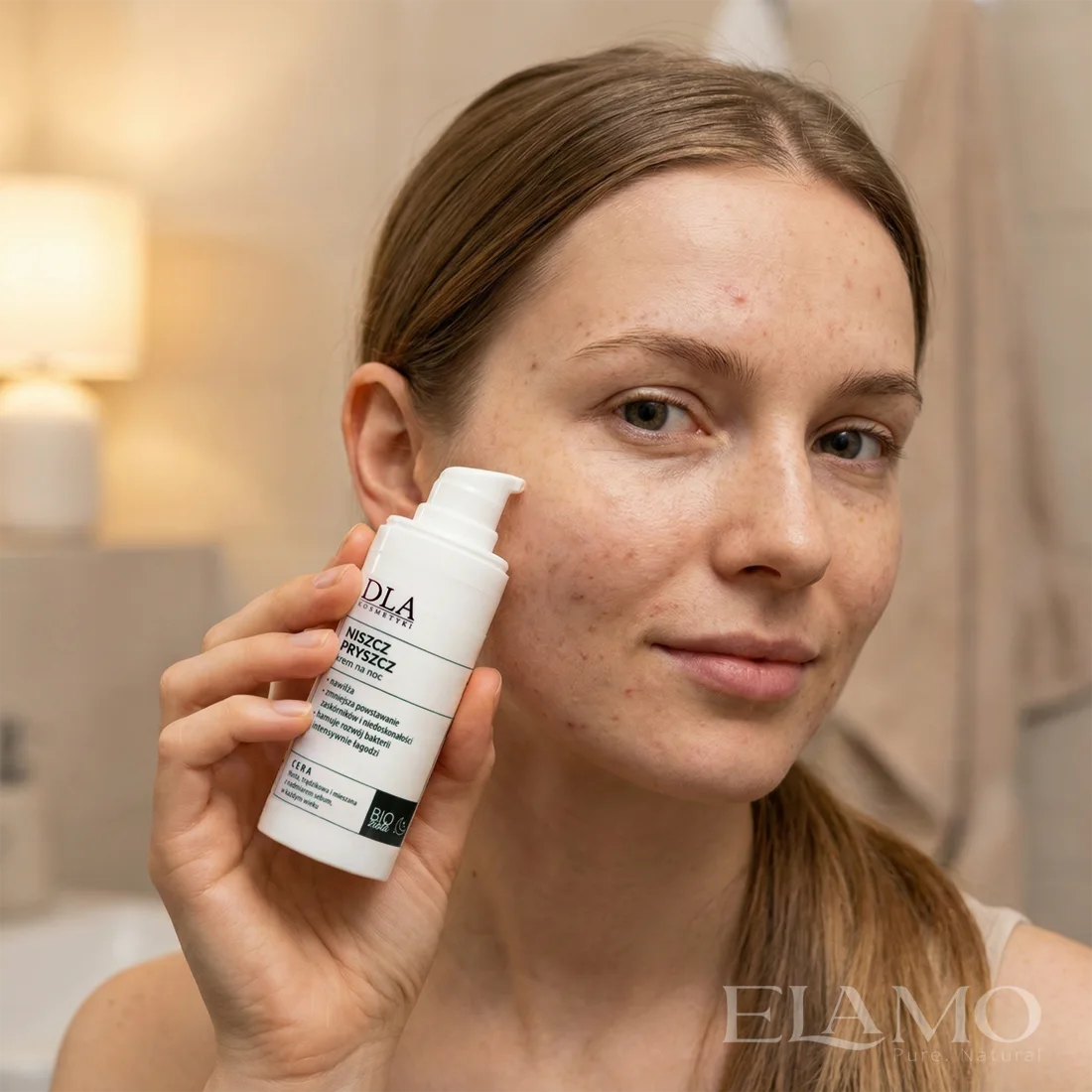 Krem na trądzik na noc – Niszcz Pryszcz krem na noc, zdjęcie użycia: osoba z niedoskonałościami trzyma produkt przy twarzy