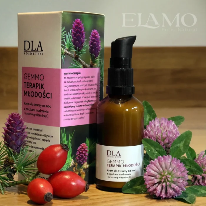 Krem Gemmoterapik Młodości w otoczeniu świeżej koniczyny czerwonej, owoców dzikiej róży i szyszek modrzewia.