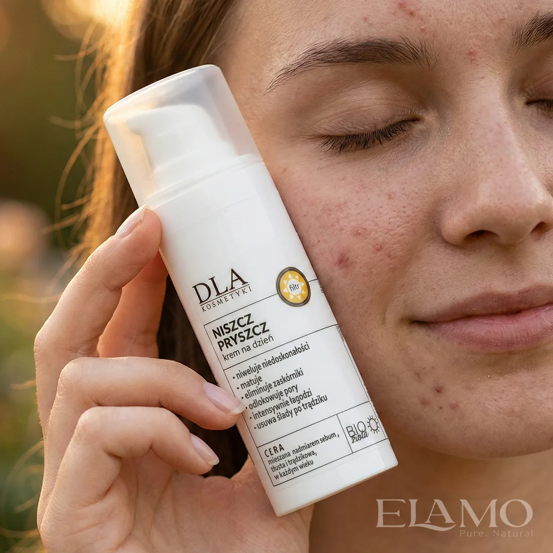 Krem na trądzik – Niszcz Pryszcz krem na dzień, zdjęcie użycia: osoba z niedoskonałościami trzyma produkt przy twarzy