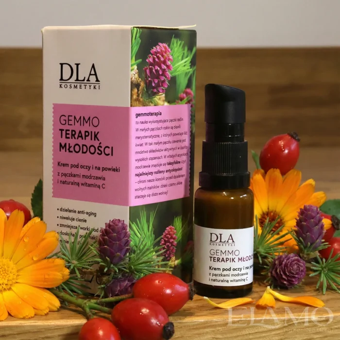 Butelka kremu z pompką w otoczeniu świeżych kwiatów nagietka i owoców róży na drewnianym tle.