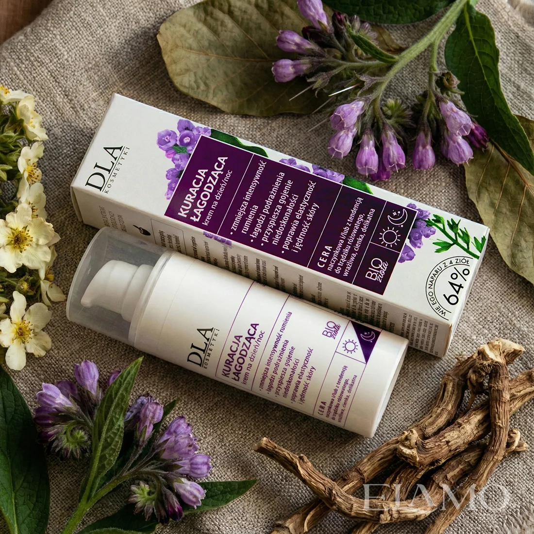 Kuracja Łagodząca Krem DLA Kosmetyki – butelka airless i pudełko na lnianym tle z żywokostem lekarskim (korzeń i kwiaty)