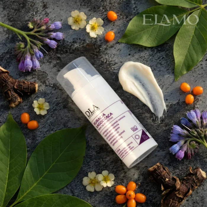 Konsystencja Kuracji Łagodzącej Krem – próbka kremu w otoczeniu rokitnika, pięciornika gęsiego, liści orzecha włoskiego i żywokostu