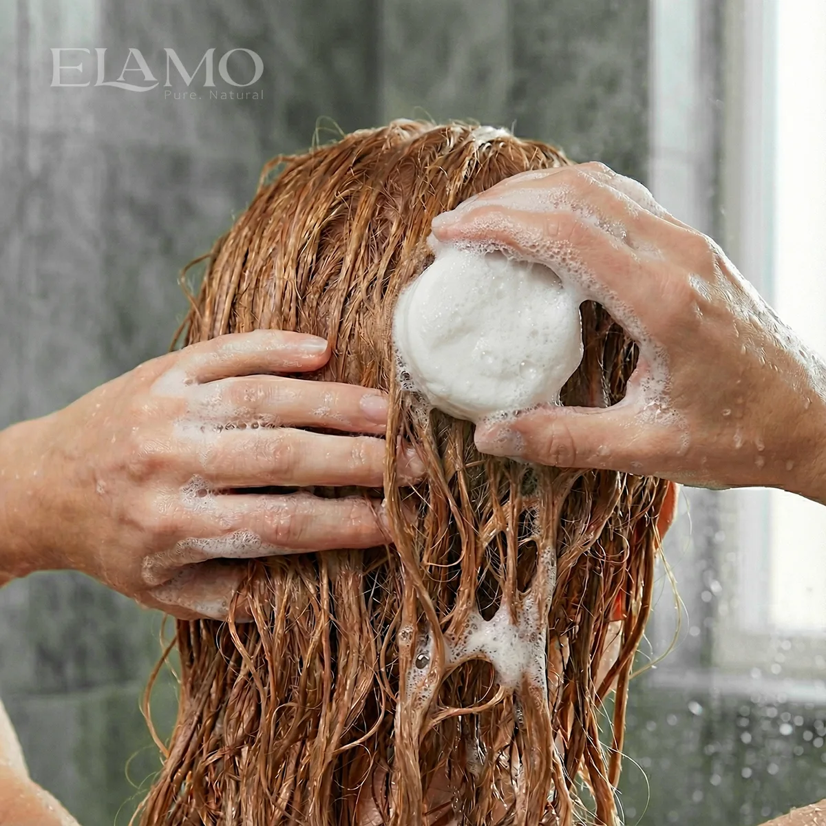 Kobieta myjąca głowę, spieniająca kostkę szamponu Sosnowa Włosomyjka na mokrych włosach.