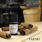 Mała buteleczka olejku cynamonowego 5ml Florihana na drewnianym tle sauny; intensywny koncentrat do aromaterapii.