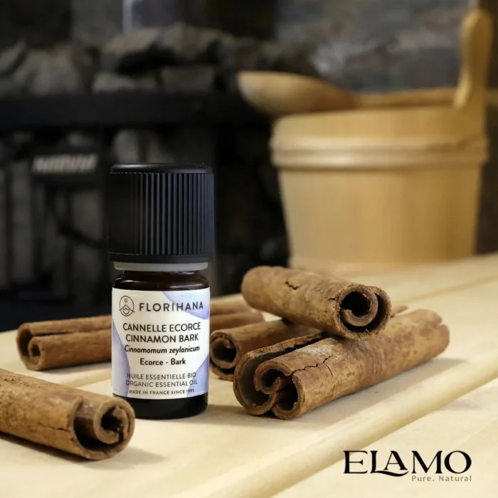 Mała buteleczka olejku cynamonowego 5ml Florihana na drewnianym tle sauny; intensywny koncentrat do aromaterapii.