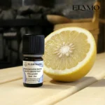 Mała butelka olejku White Grapefruit 5ml Florihana obok połówki świeżego białego grejpfruta; uwaga – produkt fototoksyczny.