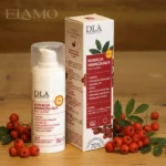 Krem Kuracja Nawilżająca na dzień stojący na drewnianym blacie w otoczeniu gałązek jarzębiny