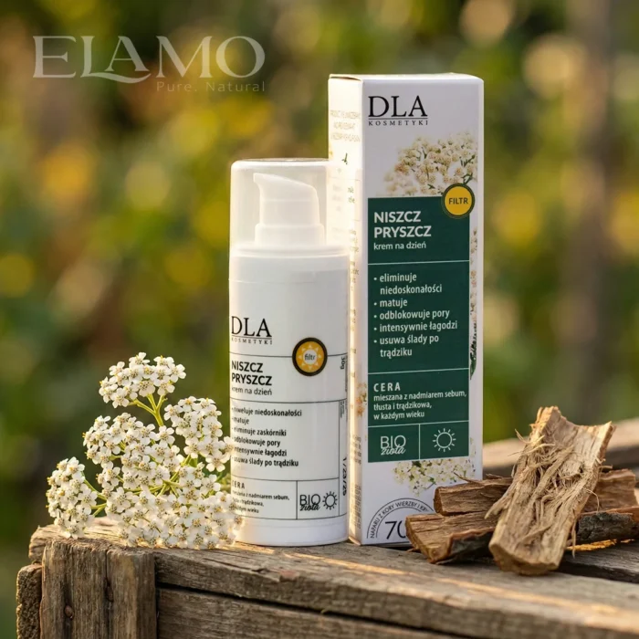 Niszcz Pryszcz krem na dzień – butelka airless i opakowanie w plenerze, krwawnik i kora wierzby w aranżacji