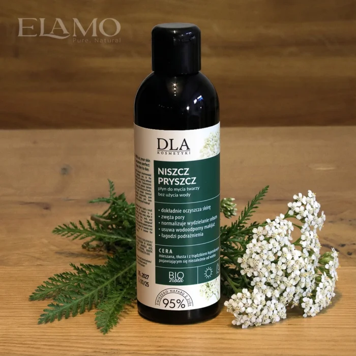 Niszcz Pryszcz płyn – butelka Kosmetyki DLA na drewnie, obok białe kwiatostany krwawnika i zielone gałązki, 95% naparu z ziół