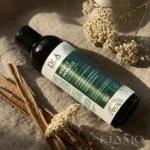 Niszcz Pryszcz płyn do twarzy – ujęcie lifestyle na lnianej tkaninie z suszonym krwawnikiem i naturalną korą, formuła bez użycia wody