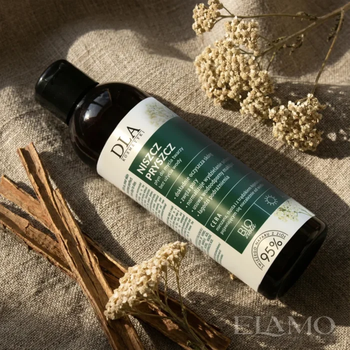 Niszcz Pryszcz płyn do twarzy – ujęcie lifestyle na lnianej tkaninie z suszonym krwawnikiem i naturalną korą, formuła bez użycia wody