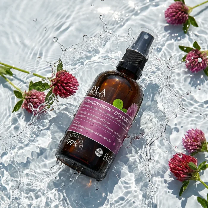 Orzeźwiająca mgiełka Ziołooctu wpadająca do wody z kwiatami koniczyny - efekt domknięcia łusek włosa.