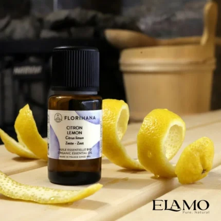 Organiczny olejek cytrynowy Florihana 15ml w saunie ze skórki cytryny; produkt fototoksyczny – unikać słońca po kontakcie ze skórą.