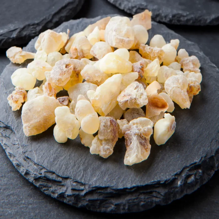 Żywica Elemi (Canarium luzonicum) na ciemnym tle – naturalne źródło olejku eterycznego Elemi, znanego z właściwości terapeutycznych.