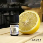 Mały olejek eteryczny z cytryny Florihana 5ml obok świeżej połówki owocu na ławie w saunie; wymagana ostrożność przy dozowaniu na gorące kamienie.