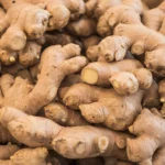 Korzeń imbiru (Zingiber officinale), z którego pozyskiwany jest olejek imbirowy o właściwościach rozgrzewających i wspierających trawienie.