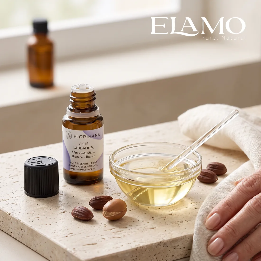 Przygotowanie wieczornego serum – olejek labdanowy Florihana w szklanej miseczce z olejem jojoba i arganowym