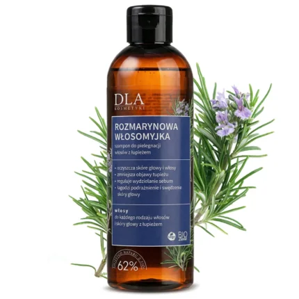 Butelka szamponu Rozmarynowa Włosomyjka marki DLA na białym tle z gałązką świeżego rozmarynu.