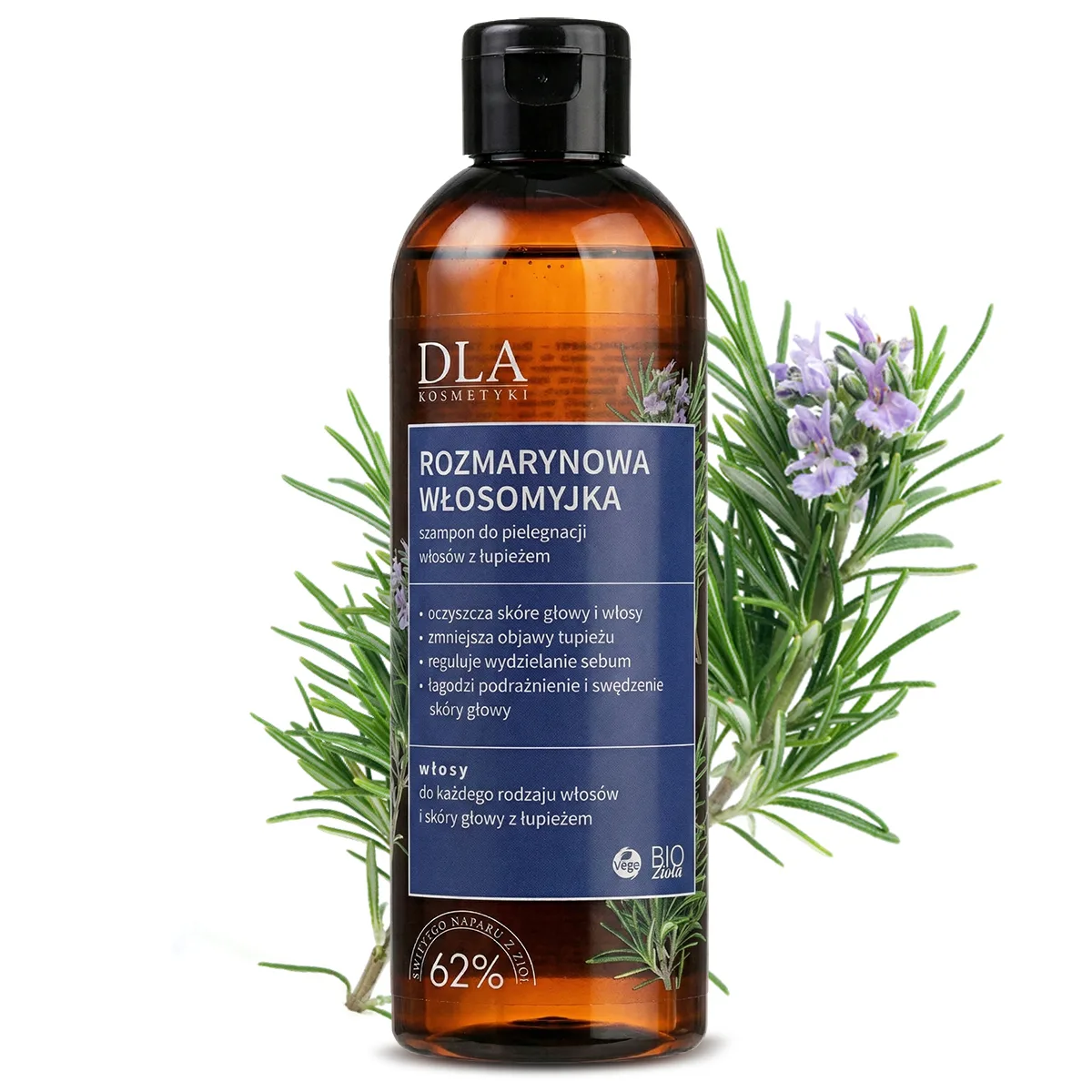 Szampon Rozmarynowa Włosomyjka stojący na drewnianym pniu w ogrodzie obok zielonych orzechów włoskich i korzenia tataraku. Butelka szamponu Rozmarynowa Włosomyjka marki DLA na białym tle z gałązką świeżego rozmarynu.