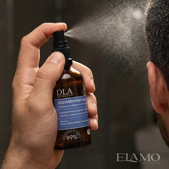 Mężczyzna aplikujący Rozmarynowy Ziołoocet w sprayu bezpośrednio na włosy.