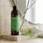 Koperkowa Włosomyjka w jasnej łazience na kamiennej półce styl SPA