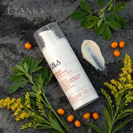 Leżąca butelka Ukoimy Atopika Krem z próbką konsystencji, gałązkami nawłoci i jagodami rokitnika