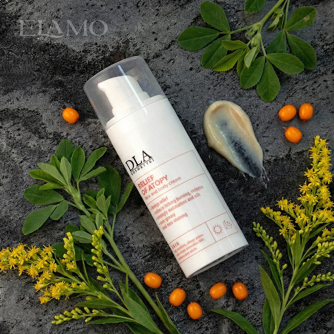 Leżąca butelka Ukoimy Atopika Krem z próbką konsystencji, gałązkami nawłoci i jagodami rokitnika