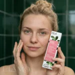 Ukoimy Atopika krem – modelka prezentuje krem dla skóry atopowej (AZS), DLA Kosmetyki