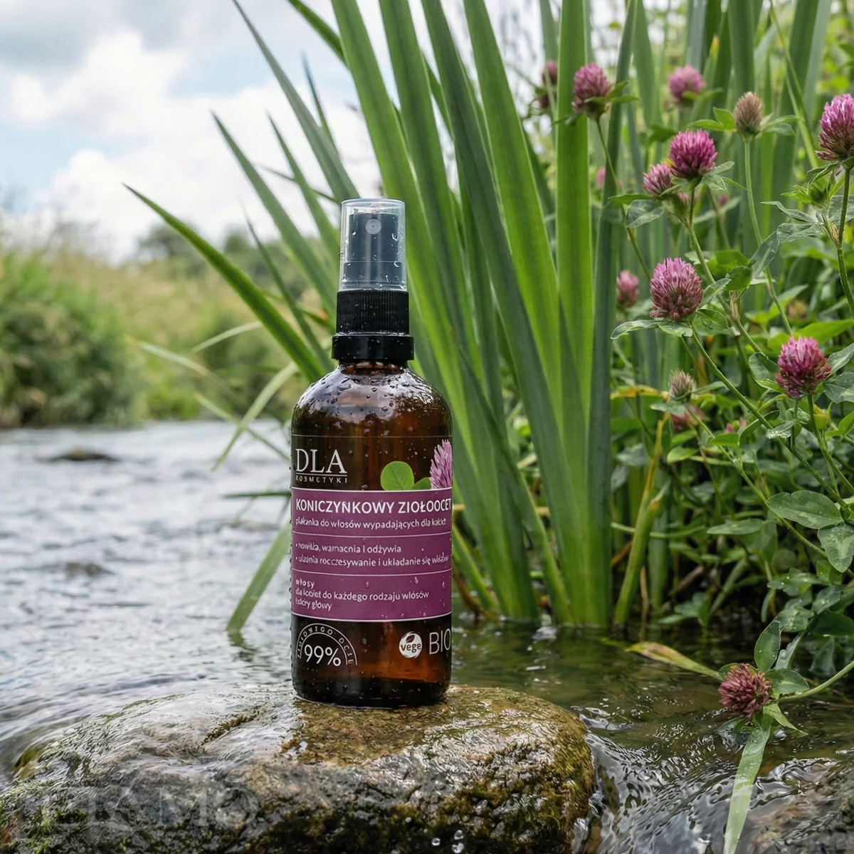 Butelka Ziołooctu nad górskim potokiem - symbol przywracania naturalnego pH skóry głowy.