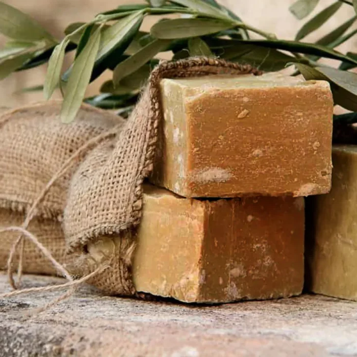 mydła z aleppo luzem wśród gałązek wawrzynu