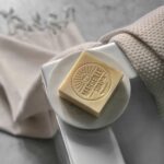 Mydelniczka okrągła tacka biały marmur z mydłem marsylskim