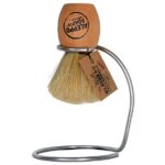 pędzel do golenia na metalowym stojaku