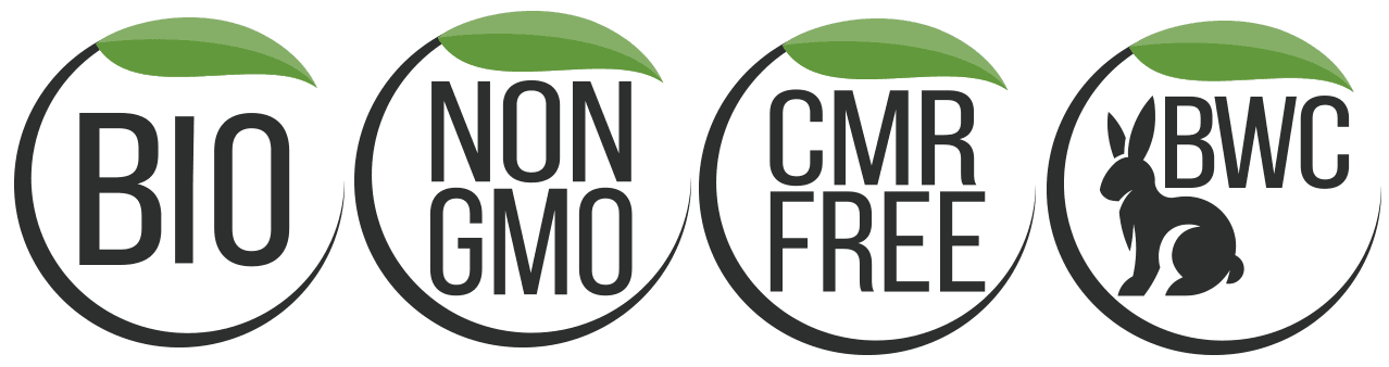 eykiety z ekologicznymi certyfikatami dla kosmetyków, przedstawiające kolejno: zielony listek z napisem BIO, zielony listek z napisem NON GMO, zielony listek z napisem CMR FREE oraz logo z zającem i napisem BWC, oznaczającym brak testów na zwierzętach.