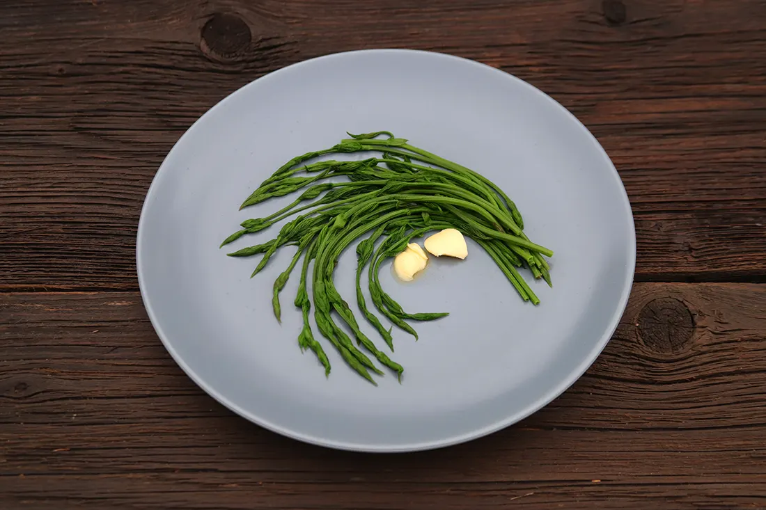 pęczek pędów chmielowych na maśle.