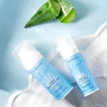 ALOESOVE BLUE: Serum Okluzyjne i Krem Odbudowujący na błękitnym tle z elementami wodnymi i świeżym liściem aloesu. Produkty zaprojektowane do intensywnej pielęgnacji skóry z zaburzoną barierą hydrolipidową, wspierają ochronę mikrobiomu i regenerację skóry.