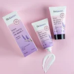 Wegański krem do twarzy BiolaVen z lawendą na dzień w tubce 50 ml z opakowaniem, bogaty w olej z pestek winogron i witaminę E, na różowym tle. Polski produkt do pielęgnacji skóry.
